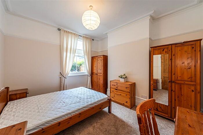2 Bedroom Flat To Rent In Brightwell Crescent, London, SW17