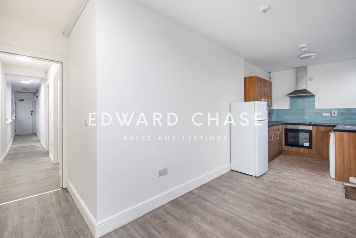 3 Bedroom Flat To Rent In High Road, Seven Kings, IG1