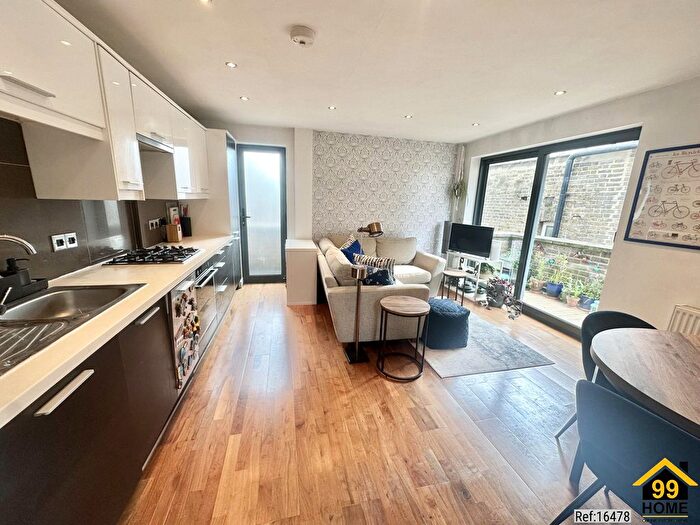 2 Bedroom Maisonette For Sale In Highcroft Road, London, N19