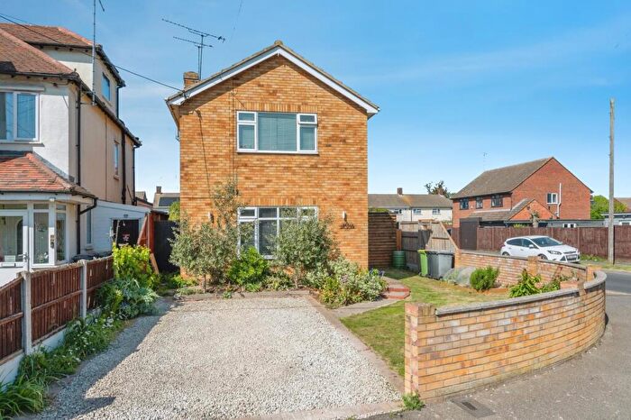 3 Bedroom Detached House For Sale In Somerset Avenue, Rochford, Essex, SS4
