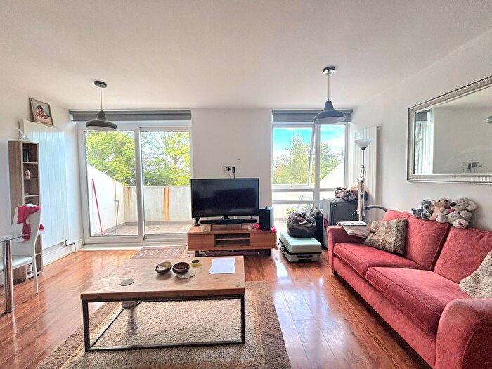 2 Bedroom Property To Rent In Lyonsdown Road, Barnet, EN5