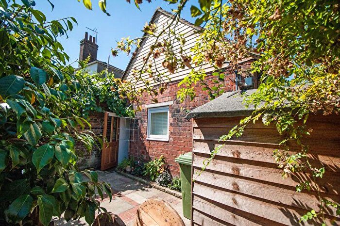 2 Bedroom Character Property To Rent In High Street, Henfield, BN5