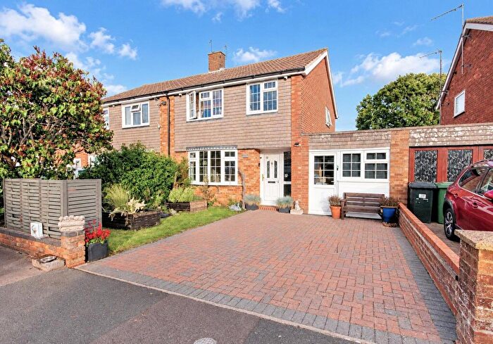 3 Bedroom Semi-Detached House For Sale In Manor Road, Toddington, Dunstable, LU5