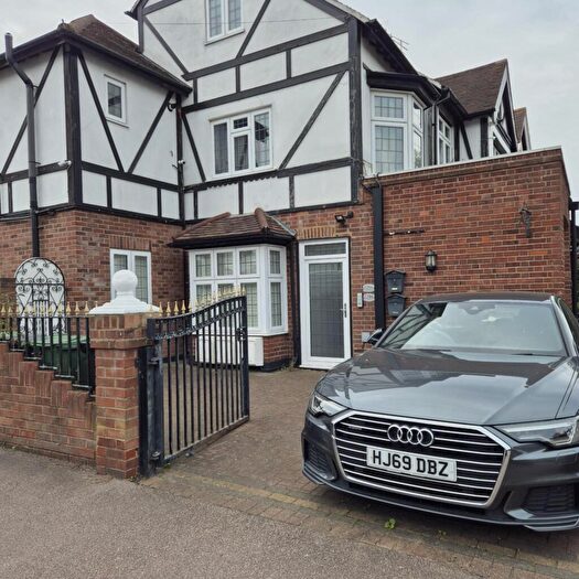 2 Bedroom Flat To Rent In The Ridgeway, London, E4