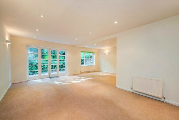 5 Bedroom Property To Rent In Warbank Lane, Kingston Upon Thames, KT2