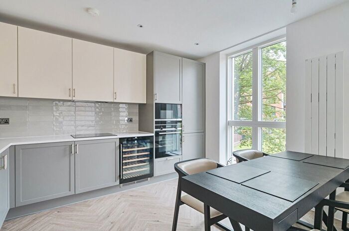 2 Bedroom Flat For Sale In Fellowes Rise, Winchester, Hampshire, SO22