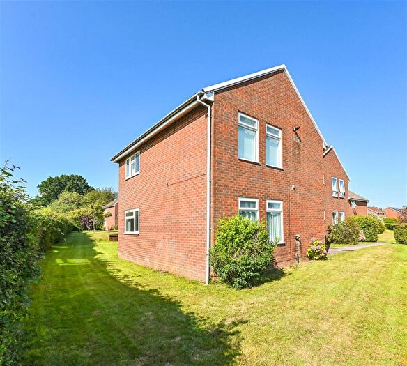 1 Bedroom Flat For Sale In Moggs Mead, Petersfield, GU31