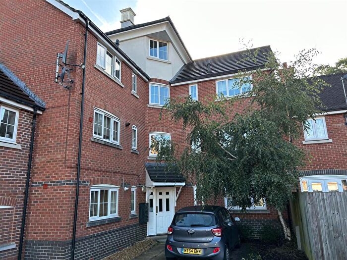 2 Bedroom Flat To Rent In De Port Gardens, Chineham, Basingstoke, RG24