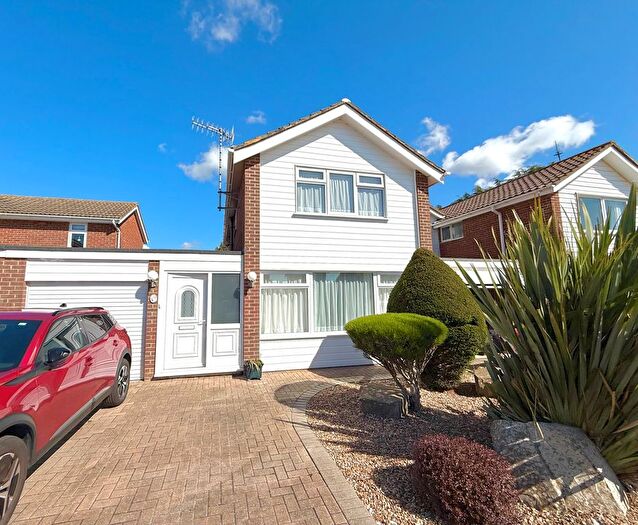 3 Bedroom Detached House For Sale In Chanctonbury Close, Rustington, West Sussex, BN16