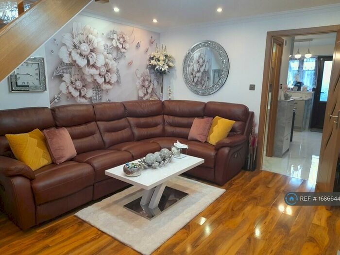 3 Bedroom Detached House To Rent In Star Lane, London, E16