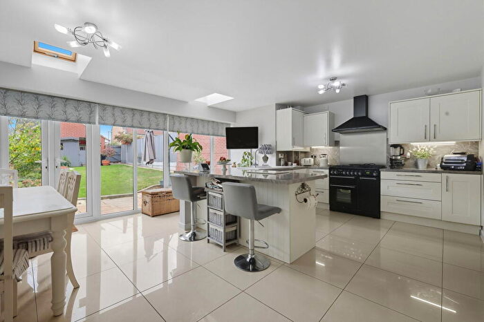 5 Bedroom Semi-Detached House For Sale In College Lane, Dunton Fields, Laindon, SS15