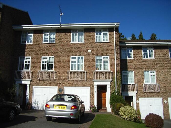 2 Bedroom Property To Rent In Rivermount Gardens, Guildford, GU2