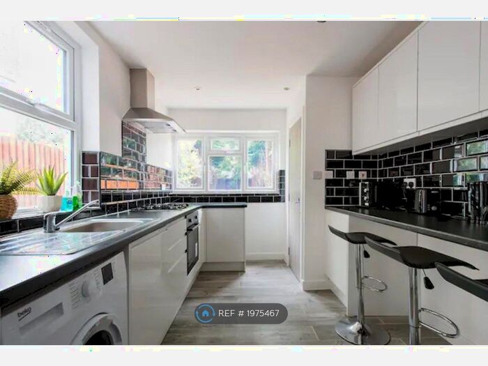 6 Bedroom Terraced House To Rent In Kensington Avenue, Watford, WD18