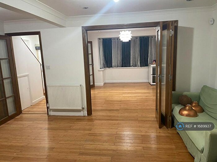 3 Bedroom Semi-Detached House To Rent In Bath Road, Slough, SL1