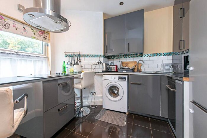 2 Bedroom Flat For Sale In Woodland Road, New Southgate, Southgate, N11