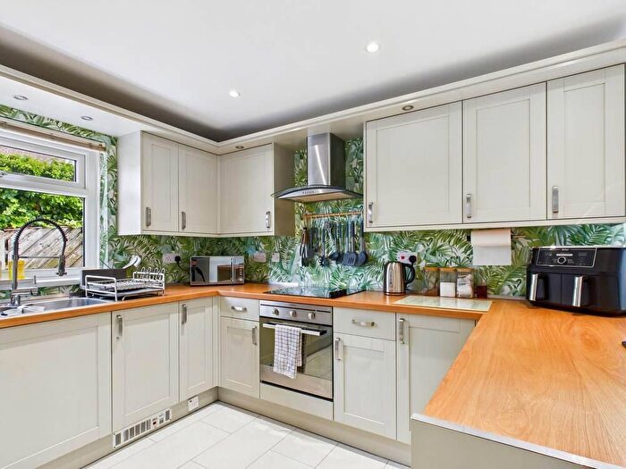 3 Bedroom Semi-detached House For Sale In Orchard Head Drive, Pontefract, WF8