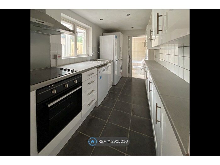 3 Bedroom End Terrace House To Rent In Eland Road, Croydon, CR0