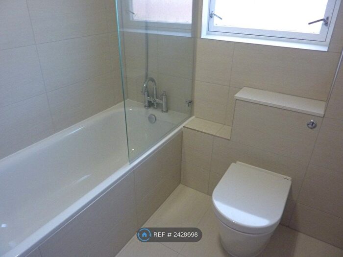 3 Bedroom Flat To Rent In Clark Street, London, E1