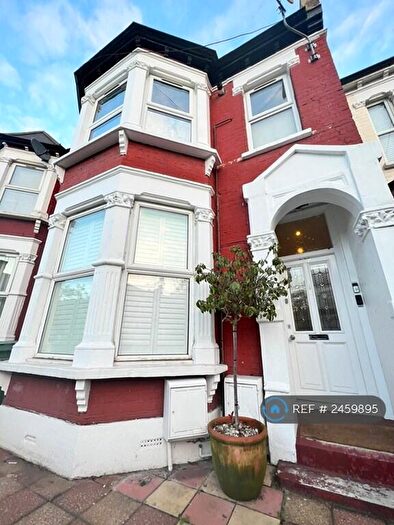 3 Bedroom Flat To Rent In Wightman Road, London, N8