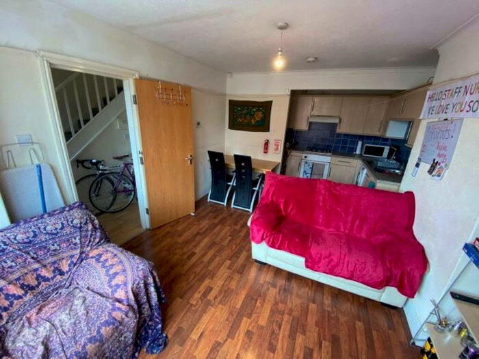 3 Bedroom House To Rent In Manor Avenue, Leeds, LS6