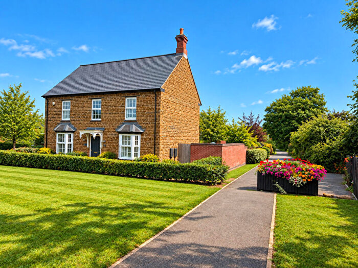 4 Bedroom Detached House For Sale In Dukes Meadow Drive, Banbury, OX16