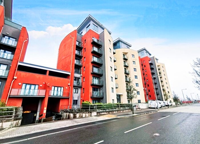 2 Bedroom Flat To Rent In South Quay, Swansea, SA1