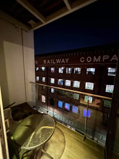 2 Bedroom Apartment To Rent In Great Northern, Manchester, M3