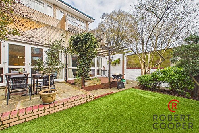 1 Bedroom Apartment For Sale In Victoria Road, South Ruislip, HA4