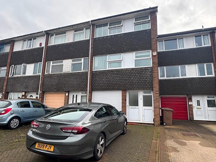 3 Bedroom Town House To Rent In Swasedale Road, Luton, Bedfordshire, LU3