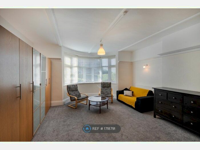 Studio To Rent In Somali Road, London, NW2