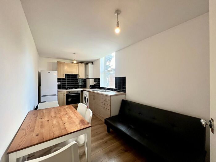 2 Bedroom Flat To Rent In Amersham Road, SE14