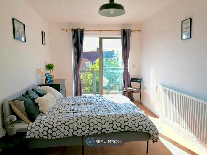 3 Bedroom Flat To Rent In Turners Court, London, N15