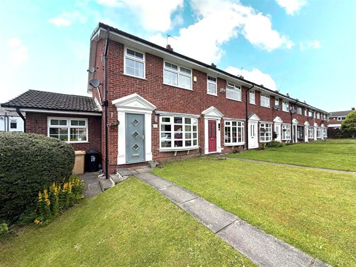 3 Bedroom End Of Terrace House For Sale In Roscoes Court, Westhoughton, Bolton, BL5