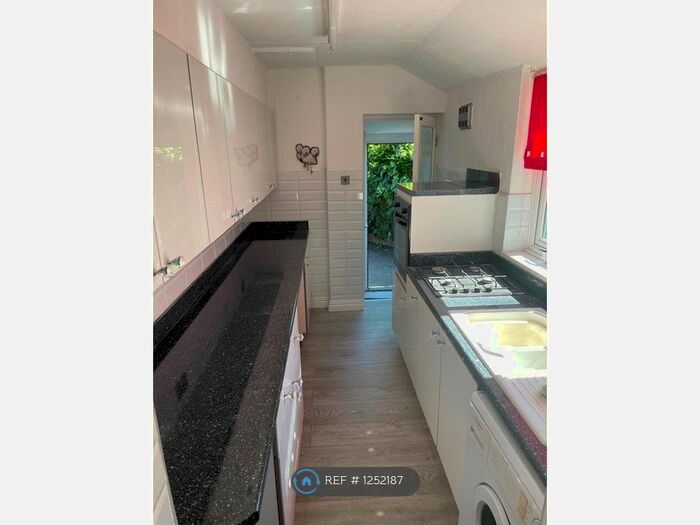 3 Bedroom Terraced House To Rent In Anlaby Road, Hull, HU4