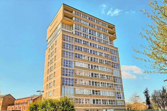 3 Bedroom Flat To Rent In Oldham Road, Manchester, Greater Manchester, M40