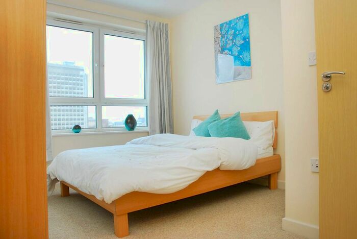 2 Bedroom Flat To Rent In Station Approach, Woking, GU22