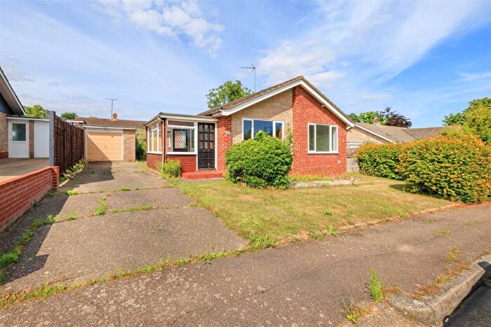3 Bedroom Detached Bungalow For Sale In Warwick Avenue, Halesworth, IP19