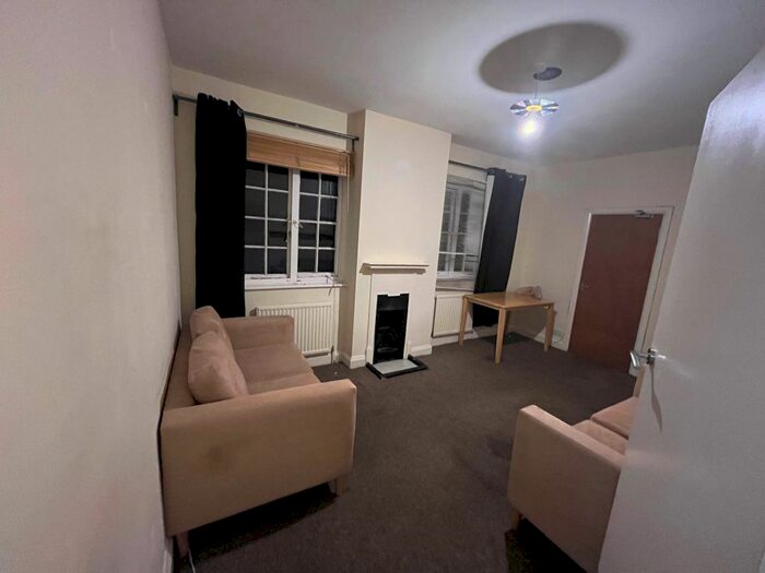 2 Bedroom Flat To Rent In Golders Way, London, NW11