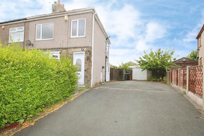 3 Bedroom Semi Detached House To Rent In Farfield Grove, Bradford, BD6