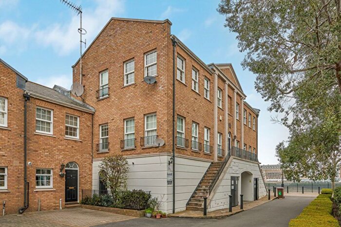 2 Bedroom Flat To Rent In Sophia Square, Rotherhithe, SE16