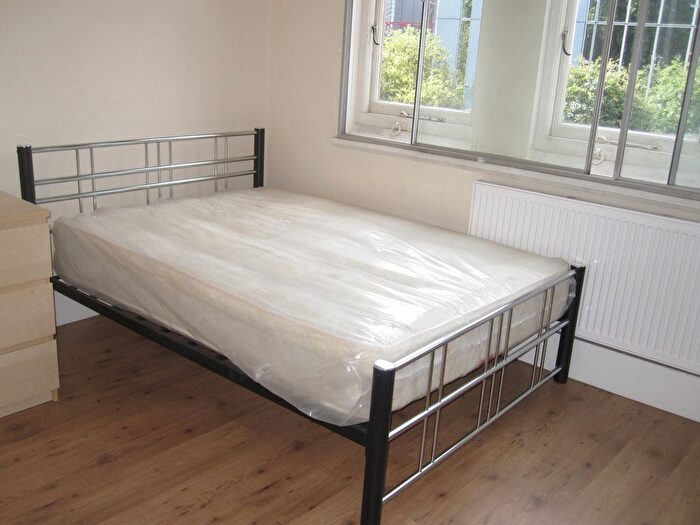 2 Bedroom Flat To Rent In Hammersmith Road, London, W14