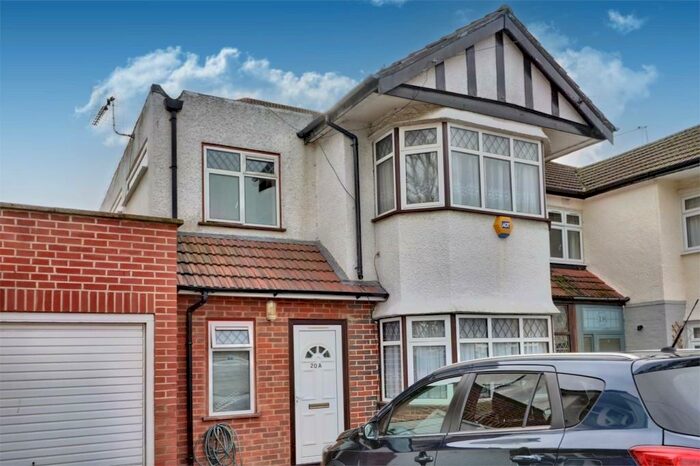 Studio To Rent In Side Annex - Ennerdale Avenue, Stanmore, HA7