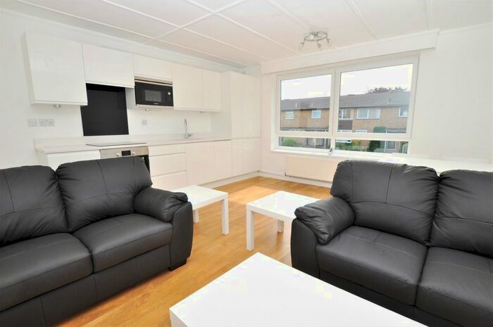 3 Bedroom Flat To Rent In Wilderness Road, Guildford, Surrey, GU2