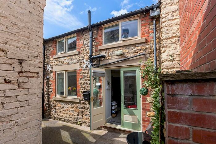 2 Bedroom Cottage For Sale In Market Place, Kirkbymoorside, York, YO62