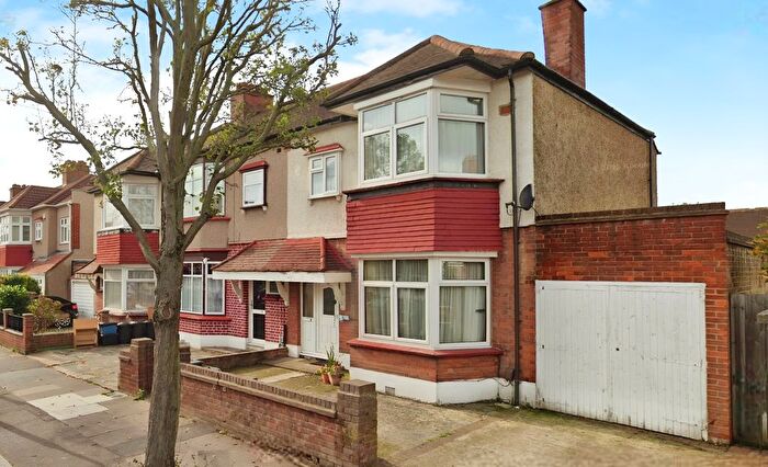 4 Bedroom Semi-Detached House To Rent In Charter Avenue, Ilford, IG2