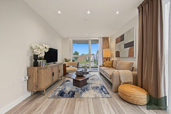 2 Bedroom Flat For Sale In Link Drive, Hatfield, AL10