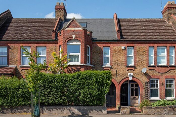 2 Bedroom Maisonette For Sale In Chingford Road, Walthamstow, E17