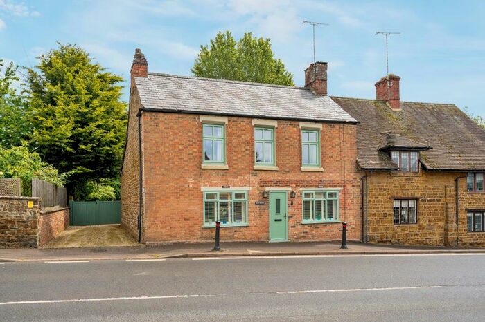 4 Bedroom End Of Terrace House For Sale In High Street, Byfield, NN11