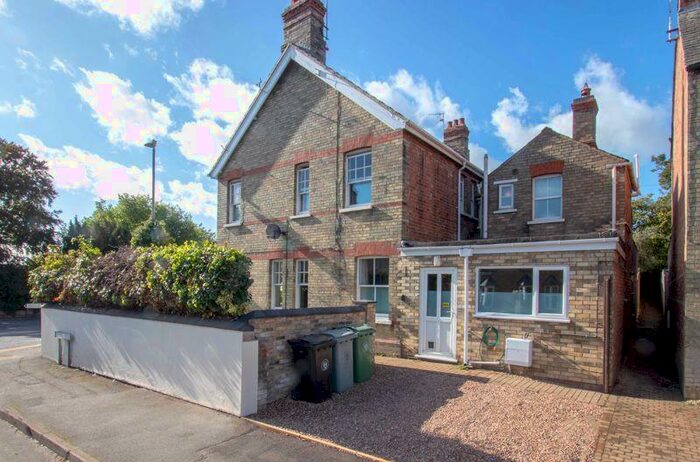 3 Bedroom Semi-Detached House To Rent In Queens Walk, Stamford, Lincolnshire, PE9