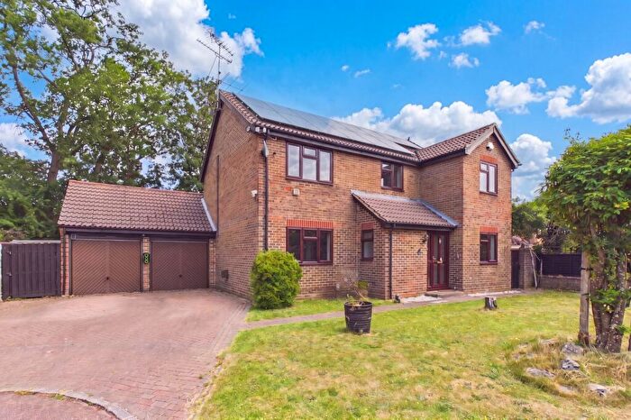 4 Bedroom Detached House For Sale In Delville Close, Farnborough, Hampshire, GU14
